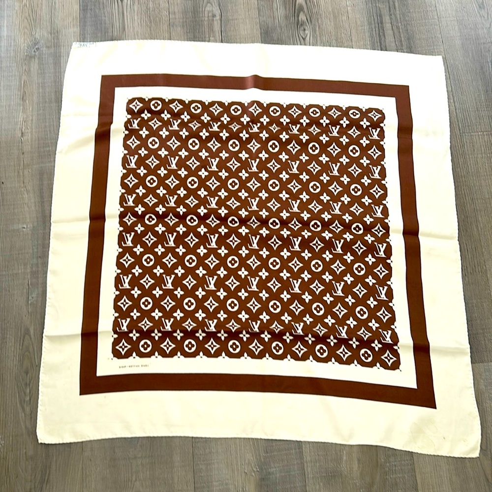 Louis Vuitton Brown and Cream Scarf🤎
EUC🤎🤎